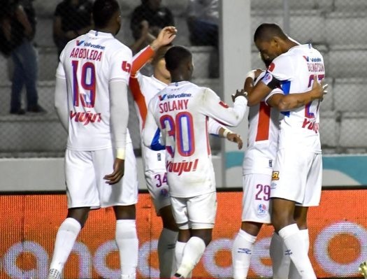 Olimpia humilla al Vida y sigue líder del torneo de Apertura